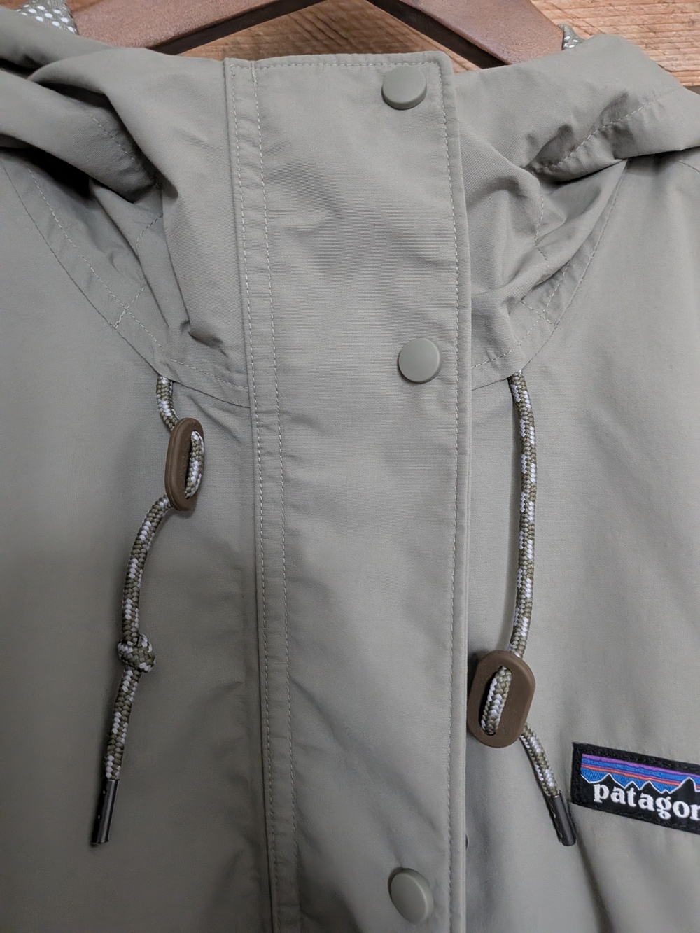 Patagonia Green Hooded rain Jacket Size XL Brand New - No Tags - Picture 2 of 3